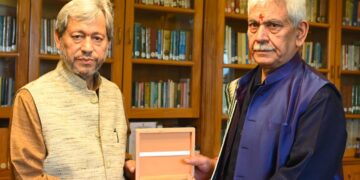 ایل جی سنہا سے سابق وزیر اعلیٰ  اتراکھنڈ، عوامی وفد اور پہاڑی  قبائلی ملازمین کے وفد کی ملاقات