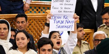 ریاستی درجے کی بحالی کی قرارداد پر ہنگامہ