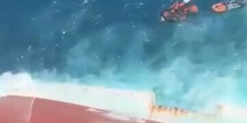 انڈونیشیا میں کشتی الٹنے سے 6 افراد ہلاک، 128 تاحال لاپتہ ہیں