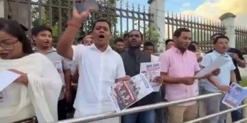 انتخابی کمیشن کے خلاف یوتھ کانگریس کا مظاہرہ، دو کمشنروں کے اعتراضات عام کرنے کا مطالبہ