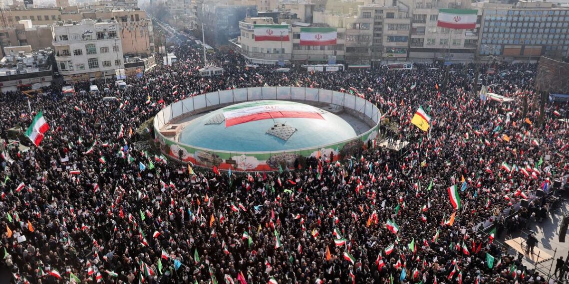 ایران میں جنگ چھڑنے کے بعد حکومت کے حق میں بڑی ترین ریلی، لاکھوں ایرانی شہری یکجا ہوئے