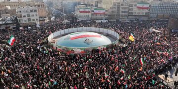 ایران میں جنگ چھڑنے کے بعد حکومت کے حق میں بڑی ترین ریلی، لاکھوں ایرانی شہری یکجا ہوئے