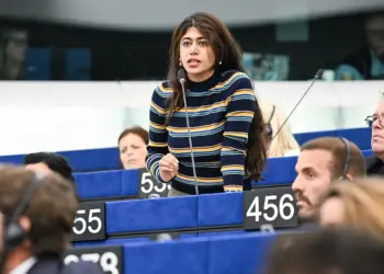 فرانسیسی ممبرِ پارلیمنٹ ریما حسن نے یورپی پارلیمنٹ میں اسرائیلی جھنڈا ہٹا دیا