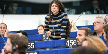 فرانسیسی ممبرِ پارلیمنٹ ریما حسن نے یورپی پارلیمنٹ میں اسرائیلی جھنڈا ہٹا دیا