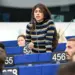 فرانسیسی ممبرِ پارلیمنٹ ریما حسن نے یورپی پارلیمنٹ میں اسرائیلی جھنڈا ہٹا دیا